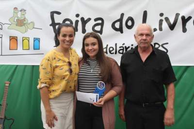 A premiação de Heloísa, terceira colocada na categoria infantojuvenil