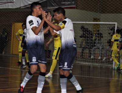 Juninho comemora com Ariel o gol da vitória do Garrão Rachado