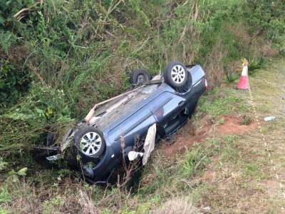 Com o impacto, veículo acabou indo parar fora da rodovia 