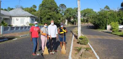 Trabalhos de limpeza nos canteiros da cidade