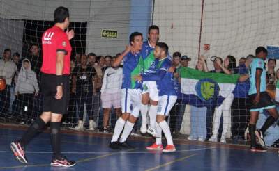 Atletas do UGF comemoram um dos gols de João Vítor, destaque do jogo