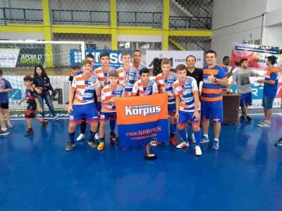 Ex-jogador do Inter com a equipe sub-14 da Korpus