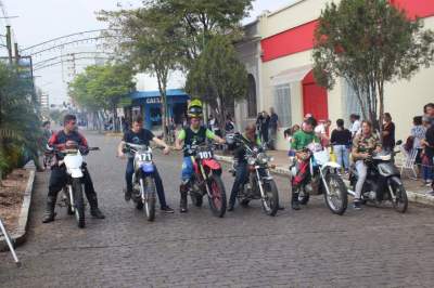Grupo de motoqueiros prestou homenagem a Leandro Silva Camelinho e Joelson