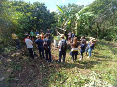 Estudantes do Medianeira conhecem sistema de funcionamento de Biodigestor e Cisterna 