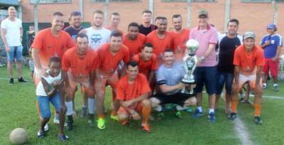 Equipe do Estrela com o troféu de vice-campeão da categoria A