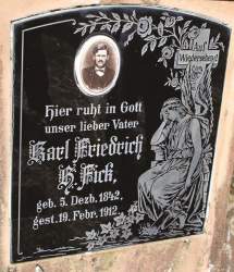 A lápide de Karl Friedrich B. Fick, que nasceu em 1842 e chegou à Linha do Rio em 1862