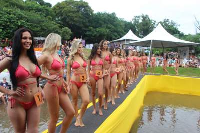 Desfile contou com a participação de 32 candidatas 