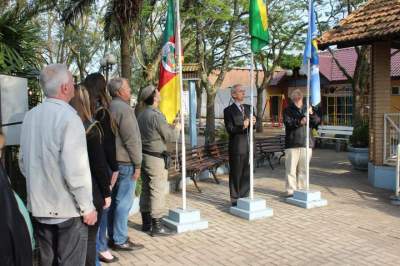 O hasteamento das bandeiras pelo prefeito, o capitão Dutra e o vereador Marco Larger, representando o Legislativo