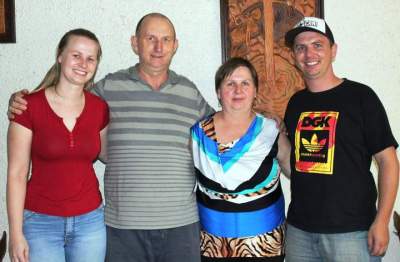 Pingo, ao lado da esposa Mara Lúcia, e dos filhos Tiago e Tatiana: identificação com a comunidade 
