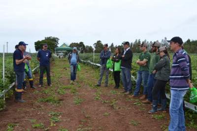 Vanderlei Fritz, da Sollus Agrícola, em conversa com os produtores durante o evento