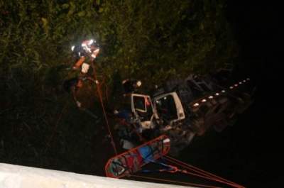 Queda de caminhão em ponte deixa dois feridos