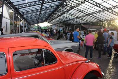 Antigomobilistas do Botucaraí promoveram uma mostra de carros antigos