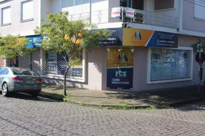 Centro Educacional Múltipla Escolha está localizado na Avenida Pereira Rego, 755, no centro de Candelária