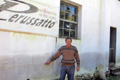 Marcar do desastre climático presentes: José Airton Perussatto mostra a altura que a água chegou a atingir  