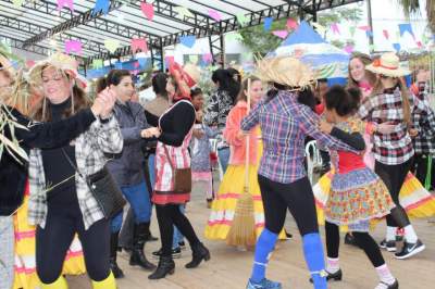 Nas brincadeiras, a dança da vassoura