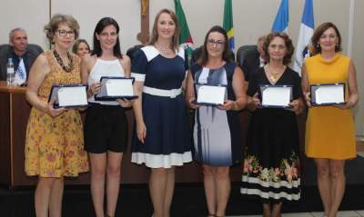 Diretora e ex-diretoras ganharam placas entregues pela vereadora Cristina Rohde