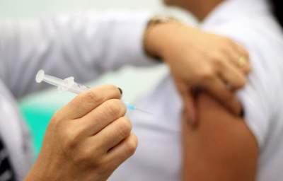 Vacina: imunidade contra coronavírus pode levar semanas após aplicação das doses