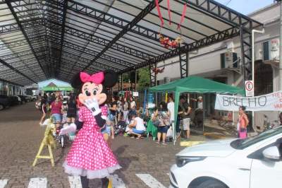 Minnie está presente fazendo a alegria das crianças