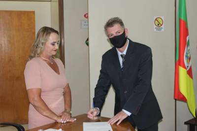 Vice-prefeito Cristiano ao assinar o termo de posse