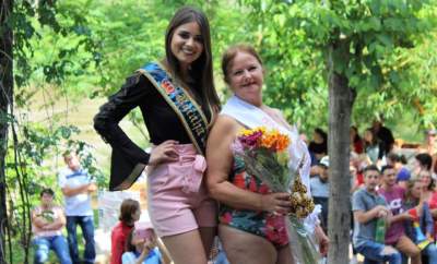 A Rainha Isabela com uma das Princesas eleitas, Maria Inês da Silva