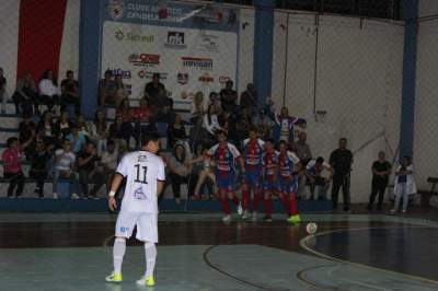 Comemoração do quarto gol do Atlético junto à torcida