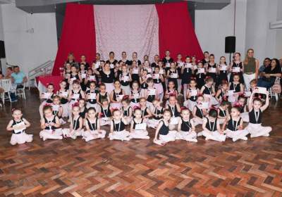 As bailarinas da Escola de Ballet Vera Becker com seus certificados.