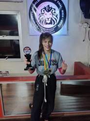 Disputando com competidoras sem limitações físicas ela já venceu algumas etapas do Campeonato Gaúcho de Jiu-jitsu e, atualmente, lidera a competi