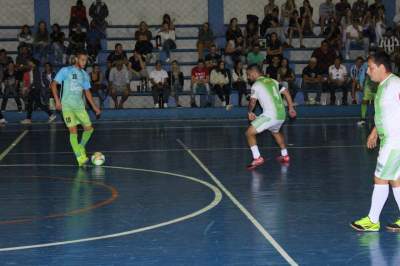 Guilherme Dassow (com a bola) marcou duas vezes na vitória do Inova Futsal por 5 a 4 sobre o Bataioli/Posto Esquinão