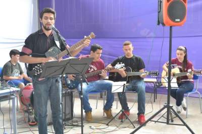 Grupo musical da escola participou da solenidade