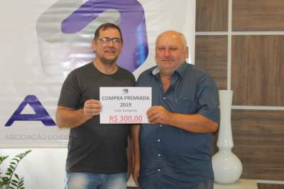 A entrega do prêmio para André Seckler