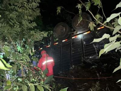 Motorista morre após caminhão cair de ribanceira 