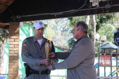 Vice-prefeito Nestor Ellwanger entrega chama para Brigada Militar