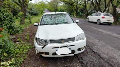 Acidente entre carro e cavalo deixa pessoa ferida 