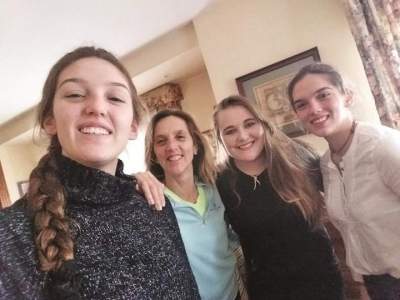 Paloma com a família de espanhóis que acolheu a candelariense durante o intercâmbio