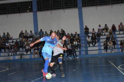 Olarias, de Vanderlei (com a bola) largou na liderança da master