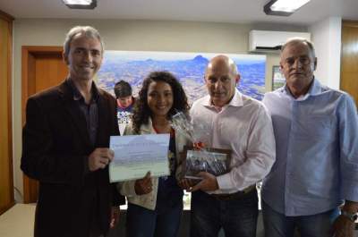 Secretária de Indústria, Comércio e Habitação Luana Jordana Lopes (Escola La Salle), com o secretário Sérgio Diehl e do prefeito e vice
