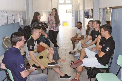 Em grupos, acadêmicos da UFSM interagiram com alunos do Guia Lopes para apresentar cursos da Universidade Federal - Fotos: Tiago Mairo Garcia - Folha