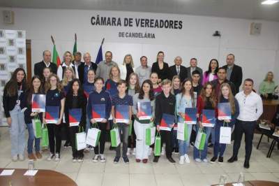 Alunos Nota 10 são homenageados na Câmara 