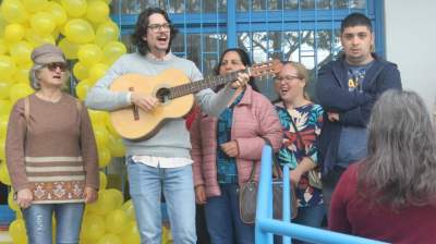 O psicólogo Marcos Vinícius da Rosa puxou o violão e apresentou algumas músicas com o grupo de canto (Foto: Arthur L. Mallmann | Folha de Candelá