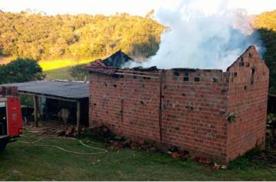 Incêndio destrói estufa na Vila União 