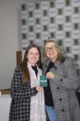 Bruna Letícia da Silva, do Guia Lopes, recebeu poupança de R$ 500 entregue pela gerente Elaine Behling, do Sicredi