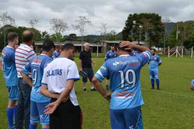 A equipe do Olarias reunida antes do jogo de domingo