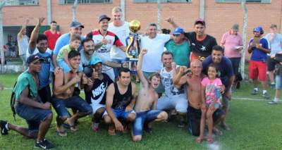 Equipe do Ewaldo Prass com o troféu de campeão da categoria veteranos