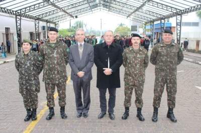 Prefeito Paulo Butzge e Vice-Prefeito Nestor Ellwanger com as autoridades do exército