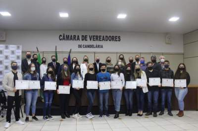 Os homenageados da noite, vereadores e autorizados