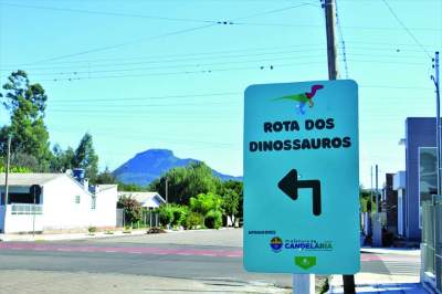 Sinalização da Rota dos Dinossauros já podem ser avistadas pela cidade e interior.