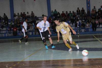 Real/Posto Potrich assume liderança da chave A