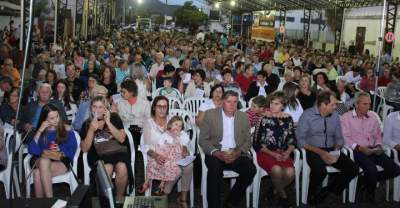 Culto distrital reúne cerca de 1.200 pessoas na rua coberta