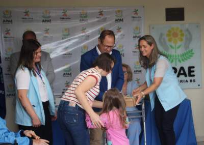 Apae distribuiu mimos para autoridades presentes