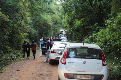 Antes da celebração, um congestionamento no trecho final da subida